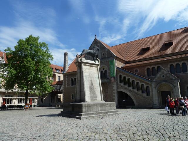 Burg Dankwarderode mit Braunschweiger Löwe davor.