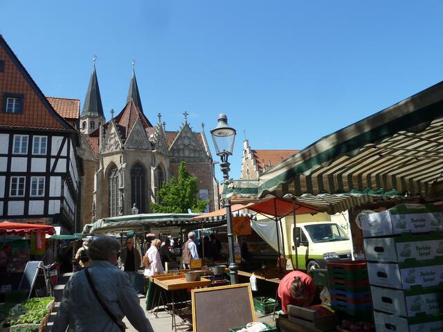 Stadtmarkt,dahinter die Martini Kirche 12 Jahrhundert