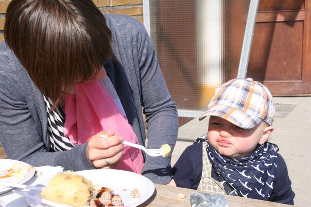 Linus beim gegrillten Essen