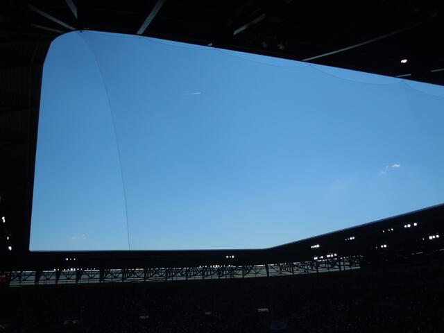 Blauer Himmel über der Arena