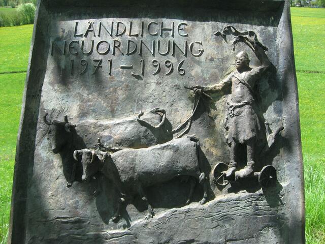 Hinweistafel auf die Flurbereinigung von 1971-1996.
