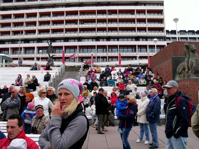 Zuschauer vor der Musik-Muschel Westerland