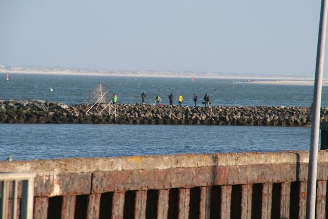 Dirigent und Jugend beim Angeln auf der Mole im Hafen von Hörnum