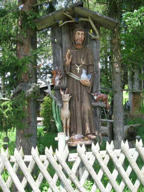 Im Garten eines Herrgottschnitzers finden wir die Figur des hl. Franziskus.