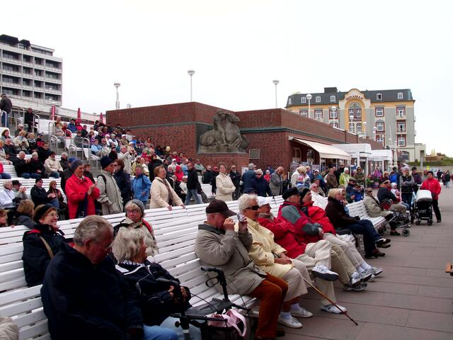 Zuschauer vor der Musik-Muschel Westerland