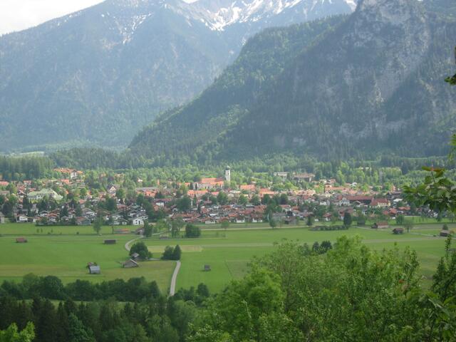 Der Ort Oberammergau mit Anstiegsweg zur Romanshöhe von Osten. (Foto 2012) Nimmt man den Anstieg von Westen, kann man hier die Runde im Abstieg beenden.