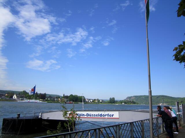 ...rechts von mir der blaue Himmel und warm....