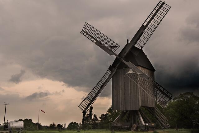 Ein Unwetter zieht über der Windmühle Wettmar's auf.