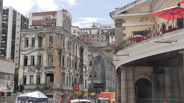 Blick auf die zerfallende "Unterstadt". Rechts die alte Markthalle, die touristisch genutzt wird.