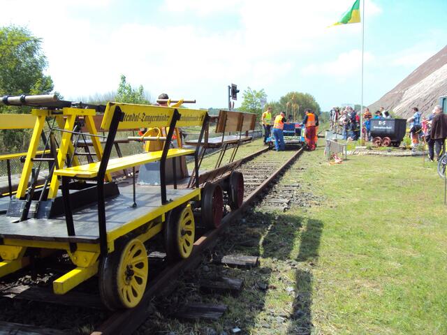 Im Vordergrund die Handhebeldraisinen; hinten der "Bahnhof" Wathlingen, wo gerade die Fahrraddraisinen zurück von der Fahrt gekommen sind.