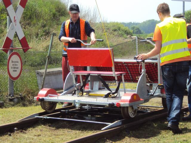 Die Fahrräder müssen wieder in die richtige Richtung gedreht werden.