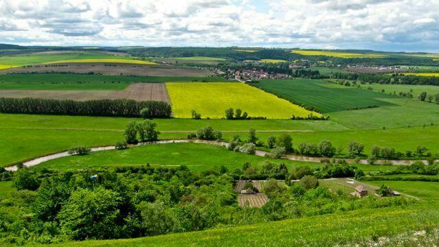 Blick vom Laucher Flugplatz auf die durch Starkregen verunreinigte Unstrut