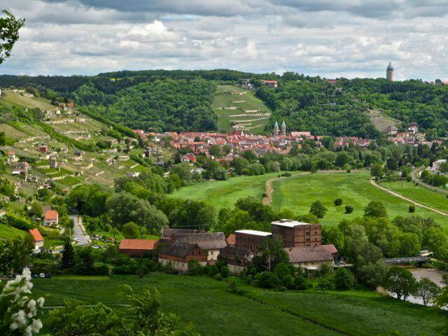 Freyburg, im Vordergrund die Zeddenbacher Mühle