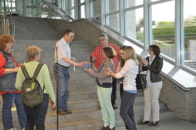 Austusch von Gastgeschenken bei der Begrüßung im Foyer der Stadthalle (Foto: privat)