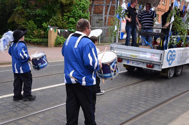 Schon gemein ! Da muss man trommeln und man läuft die ganze Zeit hinter dem Grill her, der sich auf dem Hänger befindet ......