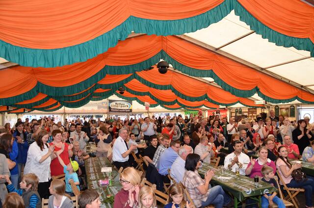 Das Festzelt ist voll ......