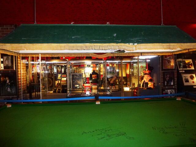 Der Snookertisch der Stones - wurde zu jedem Konzert für die Pausen hinter der Bühne geflogen