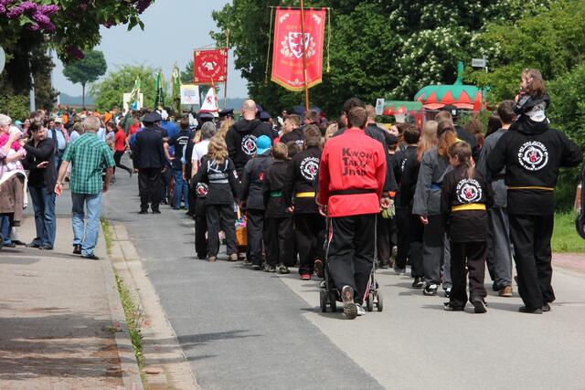 Viele nehmen am Umzug teil ....