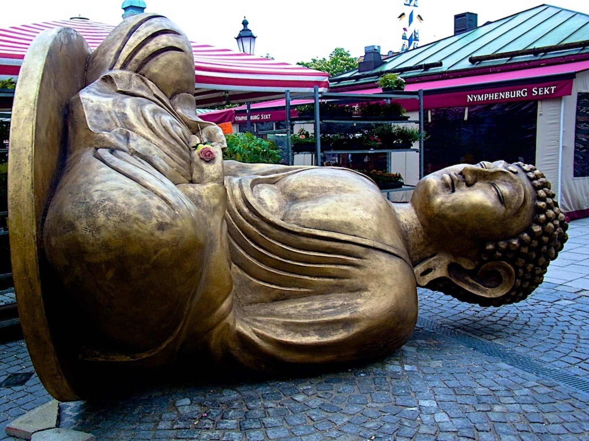 Ein gestürzter Buddha auf dem Münchner Viktualienmarkt - Hamburg