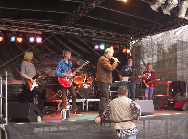 Michael Möllers, Fachbereichsleiter Musik der KGS,Sehnde eröffnet das Programm