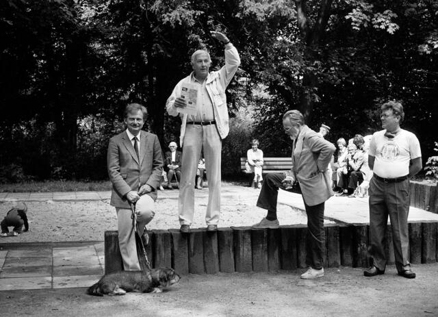 Siegfried Hebestreit (auf der Baumstumpfreihe stehend) eröffnet das Wiehbergparkfest. Links daneben Bernhard Wedler, rechts Dr. Rudolf Wohlrab und Günter Porsiel.