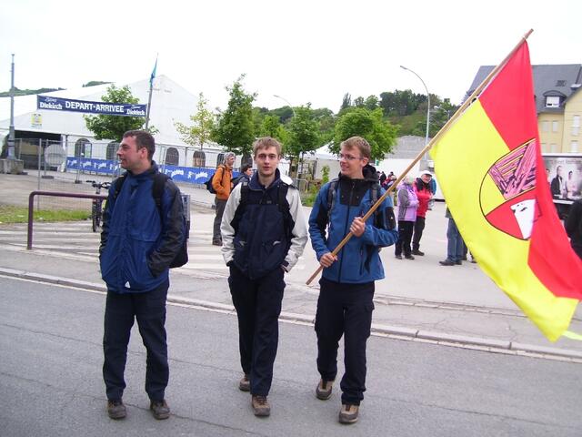 Die Teilnehmer des zweiten Marsches machen sich auf den Weg.