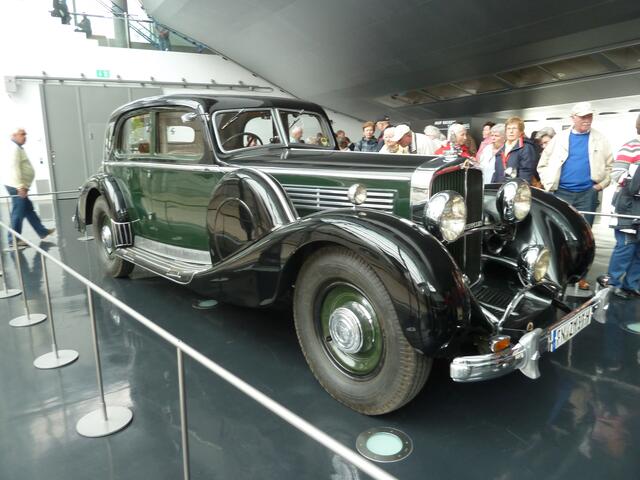 Dieses Auto wurde von allen bestaunt.