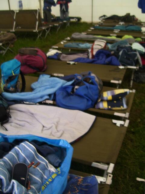 Geschlafen wurde auf Feldbetten.