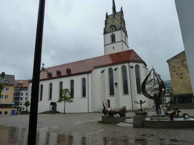 Brunnen vor der Kirche.