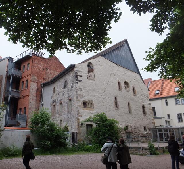 Das weiße Gebäude ist die alte Synagoge