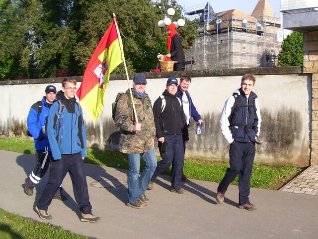 Motiviert wird der erste Marsch begonnen.