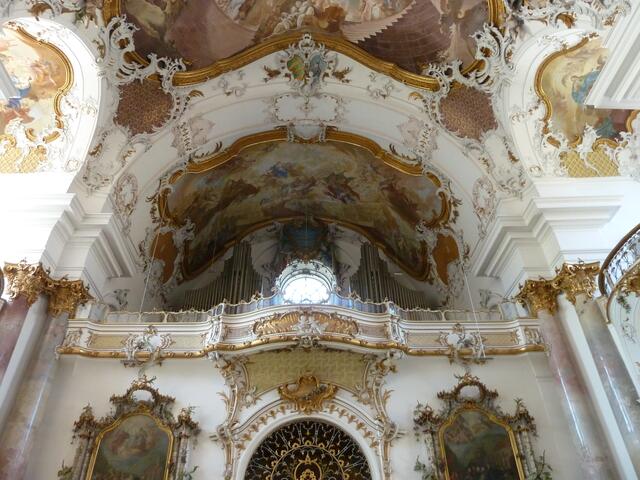 Ein Blick zur Orgel.