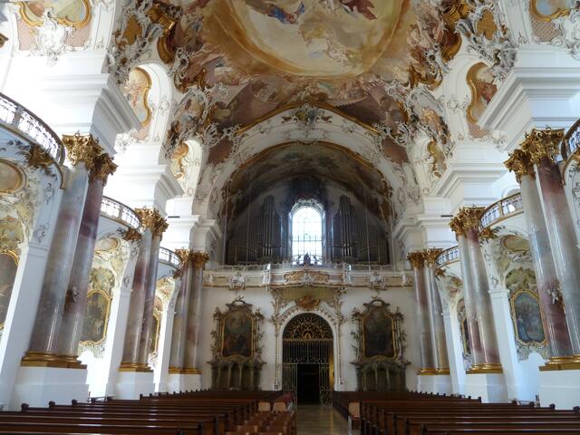 Ein Blick auf Orgel und Ausgang.