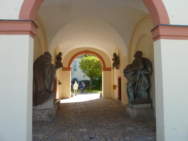 Üppige Figuren standen im Tordurchgang.