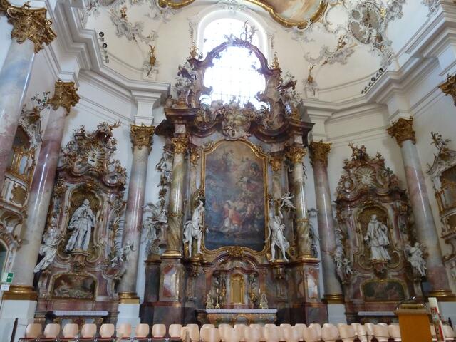 Ein schöner Seitenaltar.