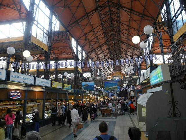 In der großen zentralen Markthalle