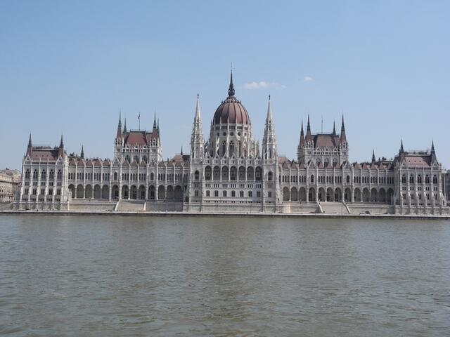 Das Parlamentsgebäude liegt unmittelbar an der Donau