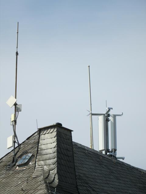 Moderne Technik auf dem Dach der Battenberger Neuburg.
