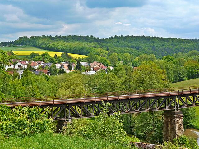die alte Eisenbahnbrücke über der Ohm mit Blick auf ein Teil von Homber/Ohm