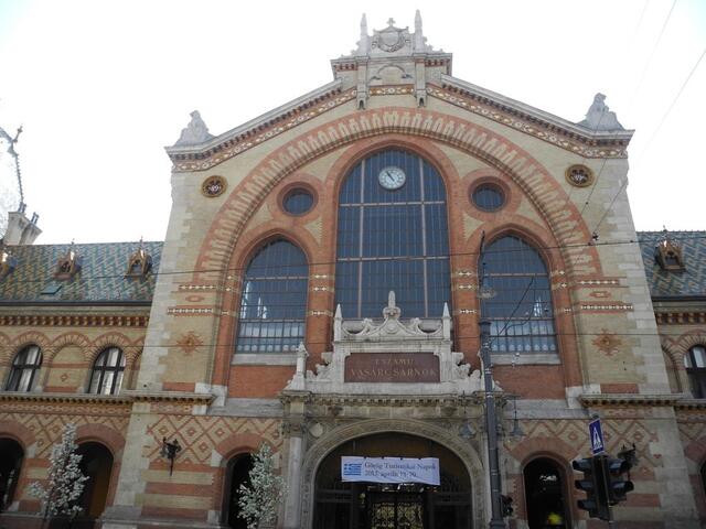 Die große zentrale Markthalle