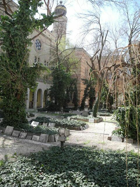 Der Friedhof im Innenhof der Großen Synagoge