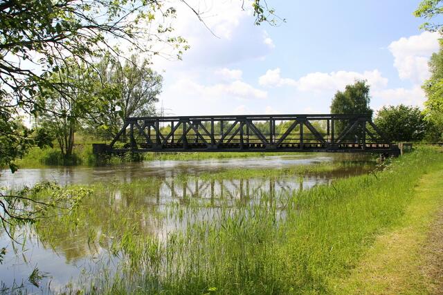 Die alte Eisenbahnbrücke und der Bahndamm bilden einen kleinen Engpass für die Wassermassen ...