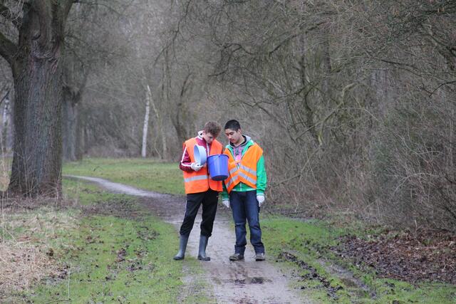 Sebastian und Mertcan beobachten die Lurche im Eimer.
