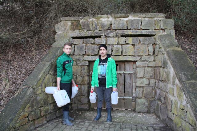 Nach dem Ende der Winterschlafzeit der Fledermäuse werden die Winterquartiere gewartet und verbessert. Sebastian und Mertcan helfen gerne mit.
