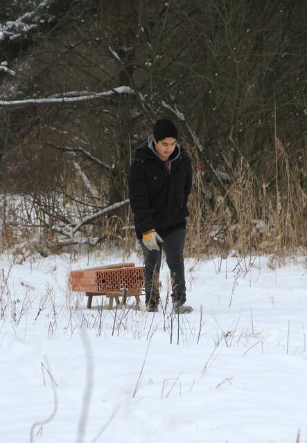 Da viel Schnee lag, nutzten wir einen Schlitten, um die schweren Steine zu transportieren. Danke Mertcan!