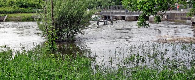 Nadelöhr Fuhse-Düker (Mittellandkanal bei Peine); Silage-Ballen wurden angetrieben und drohten den Tunnel zu verstopfen