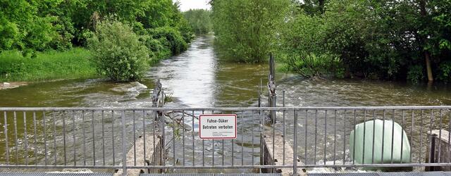 Nadelöhr Fuhse-Düker (Mittellandkanal bei Peine); Silage-Ballen wurden angetrieben und drohten den Tunnel zu verstopfen