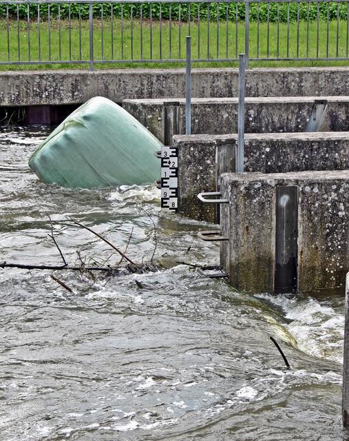 Nadelöhr Fuhse-Düker (Mittellandkanal bei Peine); Silage-Ballen wurden angetrieben und drohten den Tunnel zu verstopfen