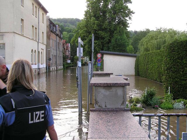 Die Uferstraße ist unter Wasser. Die Einwohner wurden evakuiert. Wohin eigentlich?