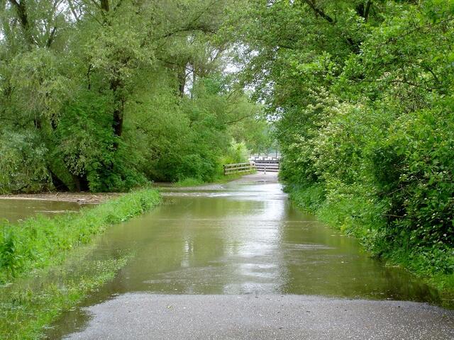 Weg zum Wehr "unter Wasser"